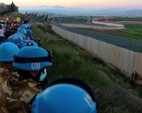 Soldati dell’UNIFIL lungo il muro di confine con Israele, nel villaggio libanese di Adaiseh – Foto di MAHMOUD ZAYYAT/AFP
