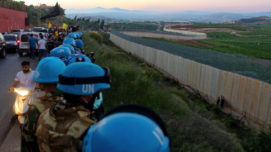 Soldati dell’UNIFIL lungo il muro di confine con Israele, nel villaggio libanese di Adaiseh – Foto di MAHMOUD ZAYYAT/AFP